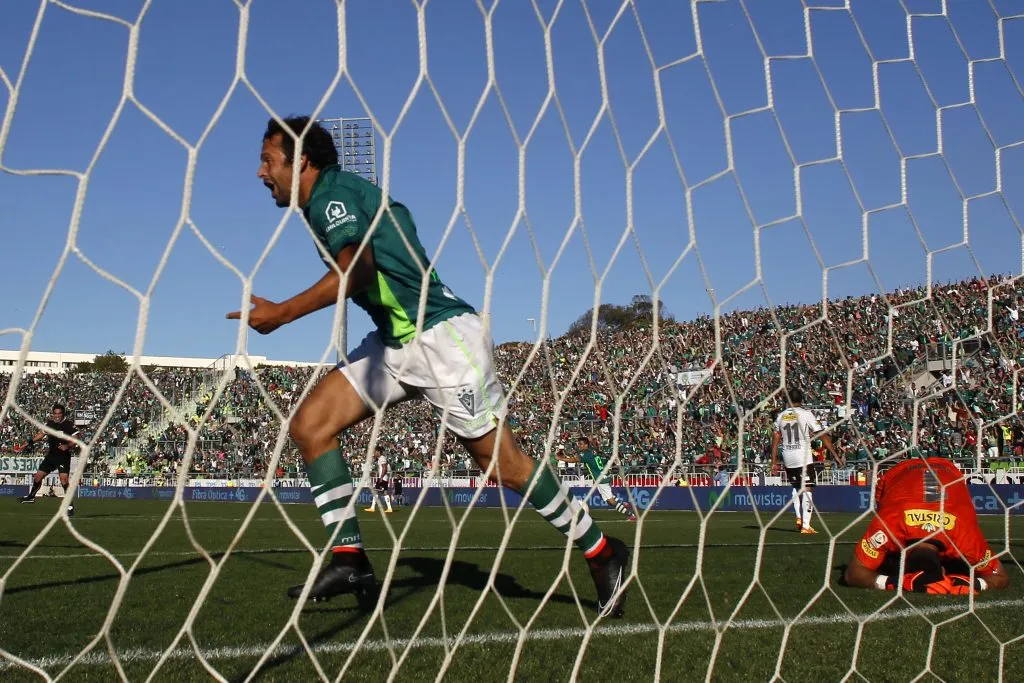 Matías Mier festeja un gol ante Colo Colo, que perdió el título ante U de Chile y Justo Villar lo lamenta. (Andres Pina/Photosport).