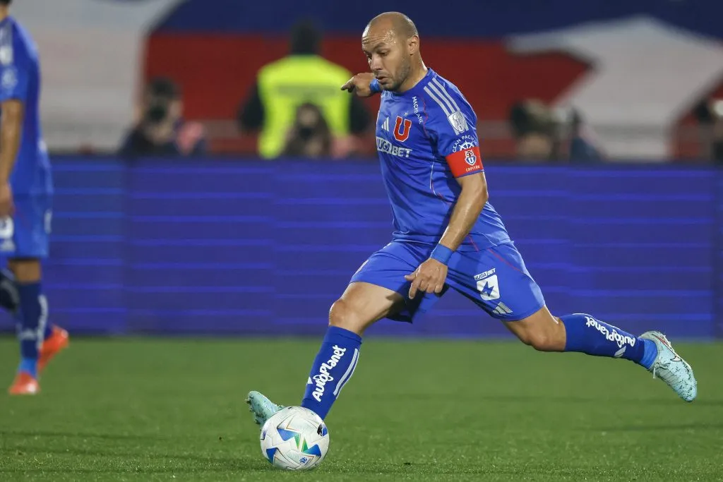 Marcelo Díaz tendrá que esperar en el banco de suplentes de la U.  Foto: Andres Pina/Photosport