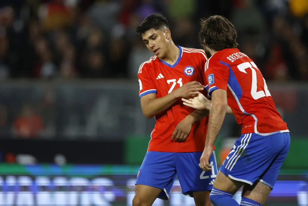 Damián Pizarro jugó de titular ante Paraguay en las Eliminatorias con Eduardo Berizzo como DT. En la foto con Ben Brereton. (Andres Pina/Photosport).