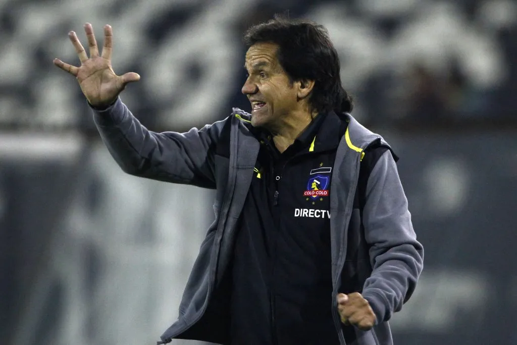 Claudio Borghi sorprendió con su respuesta sobre la dupla técnica de Colo Colo. Foto: Photosport.
