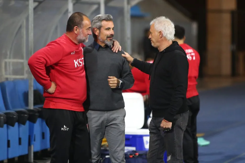 Ivo Basay peleaba por evitar el descenso en Magallanes, lo mismo que hace Miguel Ramírez junto a Unión Española. (Alex Diaz/Photosport).