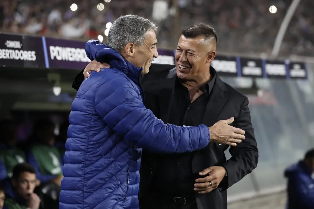 Almirón saluda a Vojvoda. Mosa sueña con que él sea el nuevo DT albo. (Felipe Zanca/Photosport)-