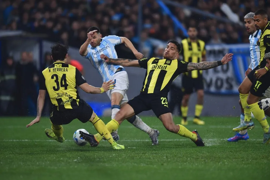 Así fue el remate de Adrián Martínez para el 1-0 parcial de Racing ante Peñarol. (Marcelo Endelli/Getty Images).