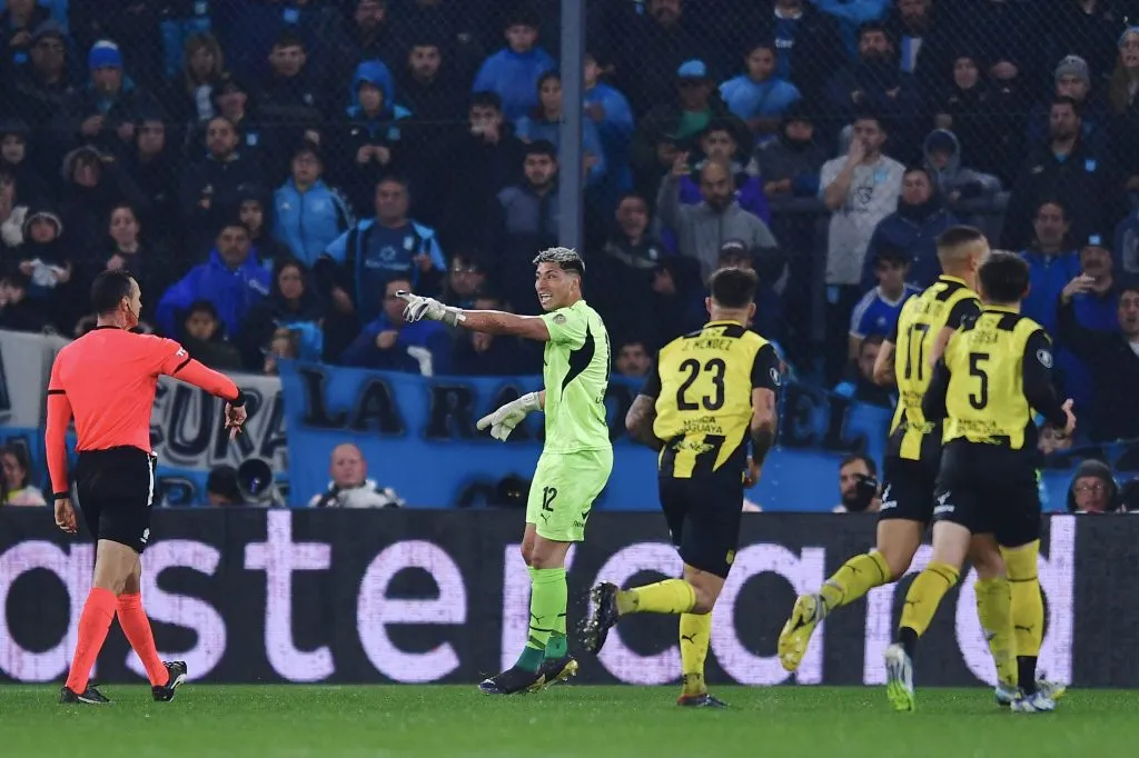 Brayan Cortés no podía creer el cobro de Wilmer Roldán. (Marcelo Endelli/Getty Images).