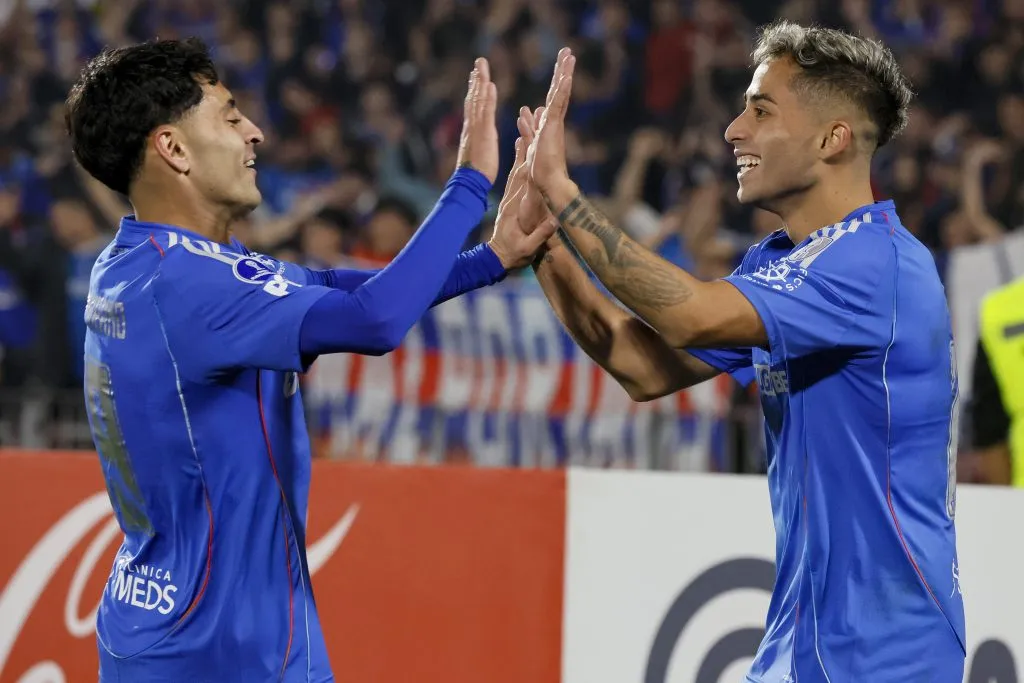 La U prepara una formación ante Independiente con la duda de si mantener la dupla de Javier Altamirano y Lucas Assadi. Foto: Photosport.