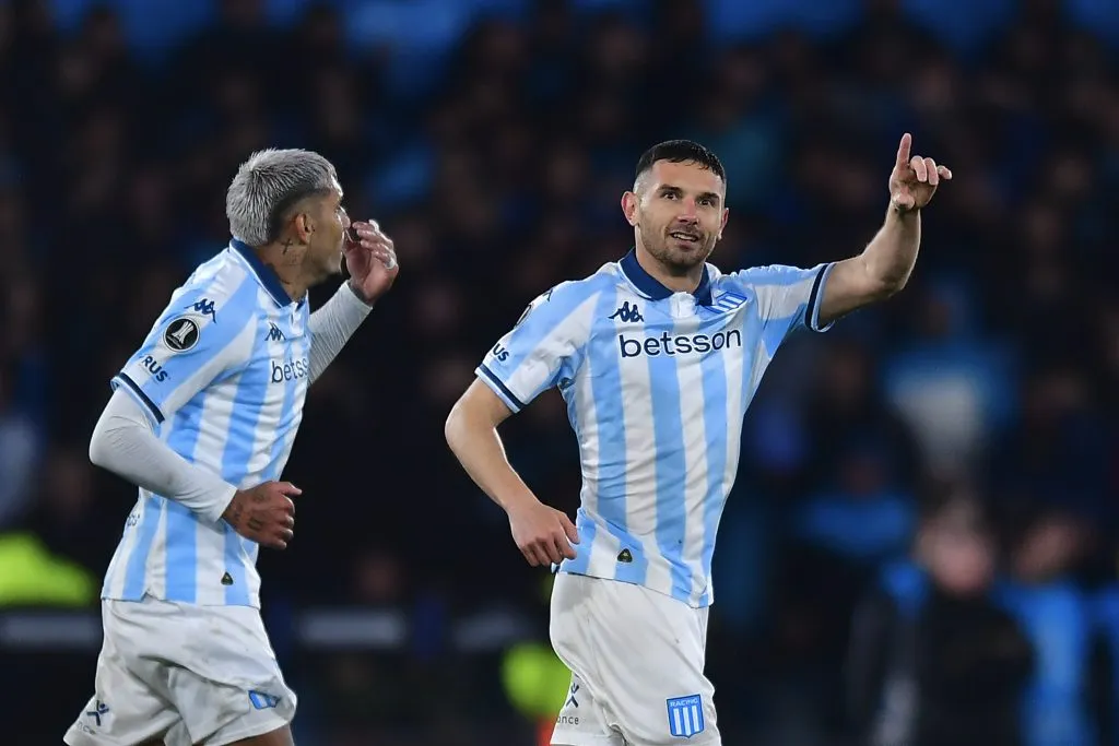 Adrián Martínez festeja uno de sus goles ante Peñarol con el uruguayo Adrián Balboa. (Marcelo Endelli/Getty Images).