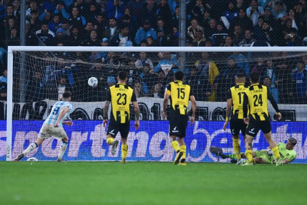 El penal de Adrián Martínez ante Peñarol. (Marcelo Endelli/Getty Images).