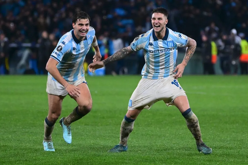 Franco Pardo festeja junto a Santiago Sosa, otra figura de Racing contra Peñarol. (Marcelo Endelli/Getty Images).