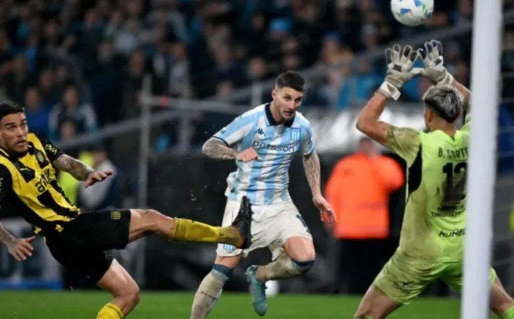 El cabezazo de Pardo para derrotar a Brayan Cortés.