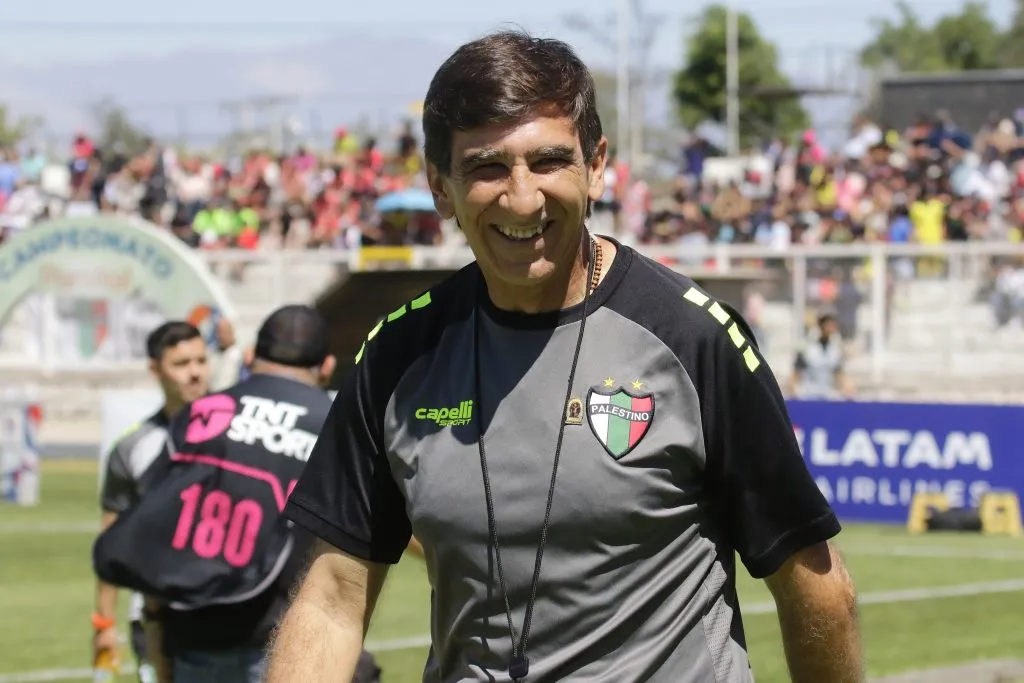 Gustavo Costas dejó Palestino para ir a dirigir a la selección de Bolivia. Tuvo a Pardo ahí. (Javier Salvo/Photosport]).