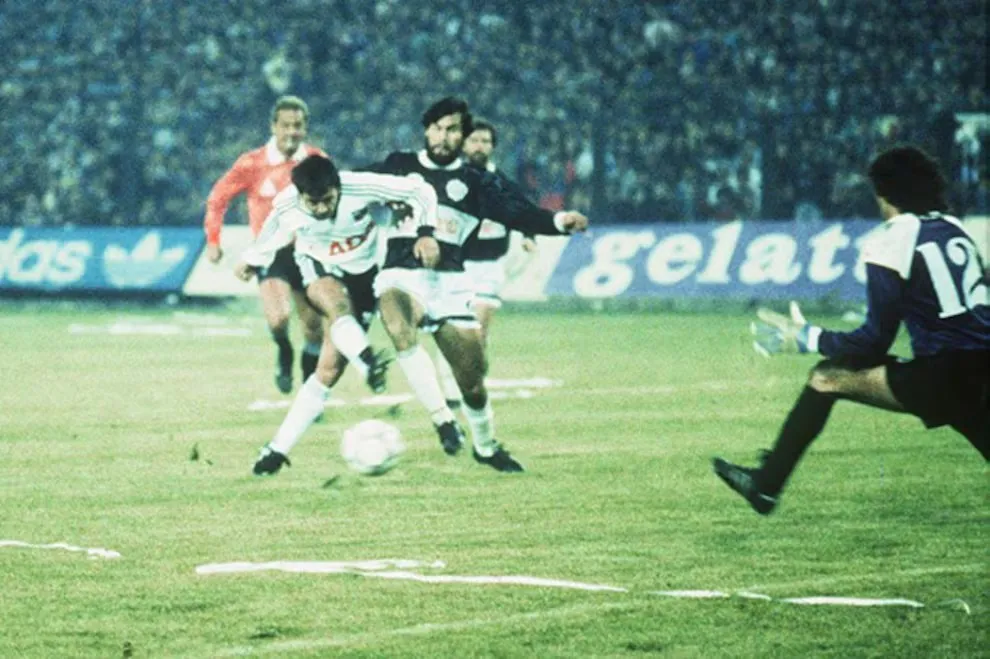 Luis Pérez anota el primer gol en la final de la Libertadores de 1991