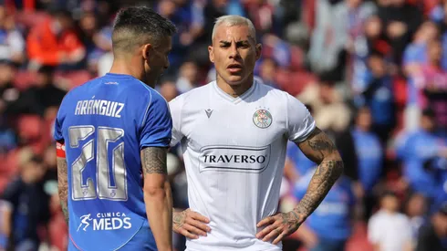 Director de Azul Azul adolorido con gesto de hinchas de la U con Eduardo Vargas.