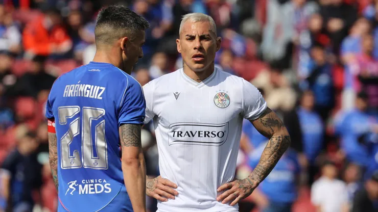 Director de Azul Azul adolorido con gesto de hinchas de la U con Eduardo Vargas.