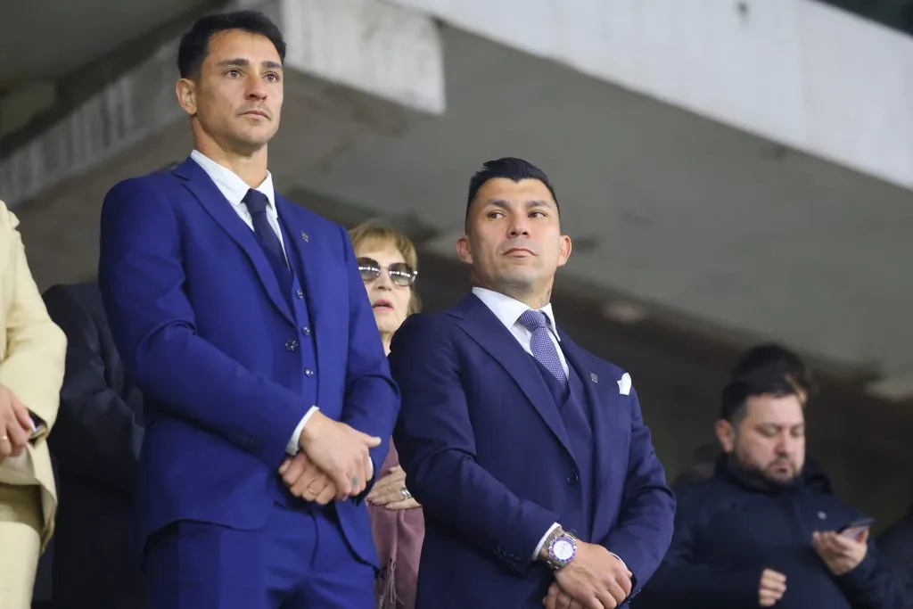 Gary Medel y el Toro Zampedri vestidos de etiqueta para la ceremonia de inauguración del Claro Arena. (Jonnathan Oyarzun/Photosport)