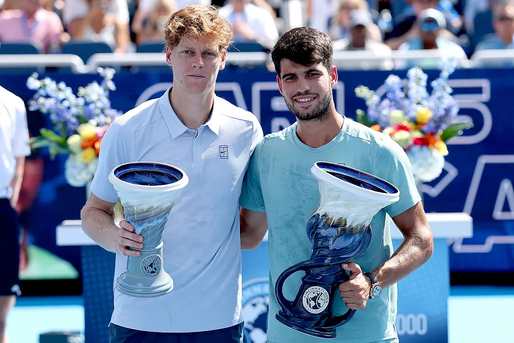 Sinner y Alcaraz, con sus Copas Rookwood tras la final masculina del Abierto de Cincinnati (Getty Images)