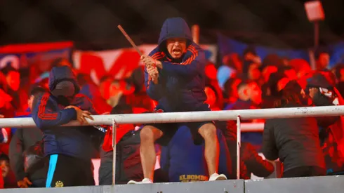 Los hinchas de la U comenzaron a lanzar objetos desde su tribuna.