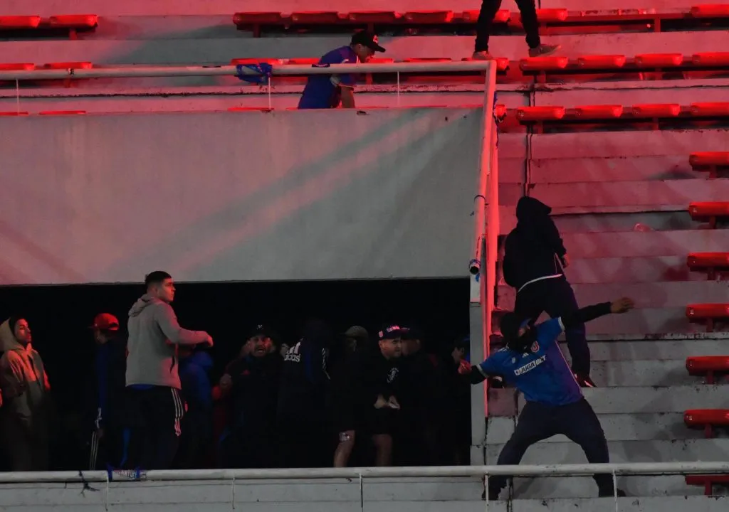 Un grupo de hinchas de Universidad de Chile comenzó a lanzar objetos contundentes desde su tribuna en el Libertadores de América. | Foto: Photosport.
