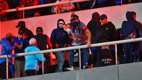 Los hinchas de la U tuvieron un pésimo comportamiento en Avellaneda.