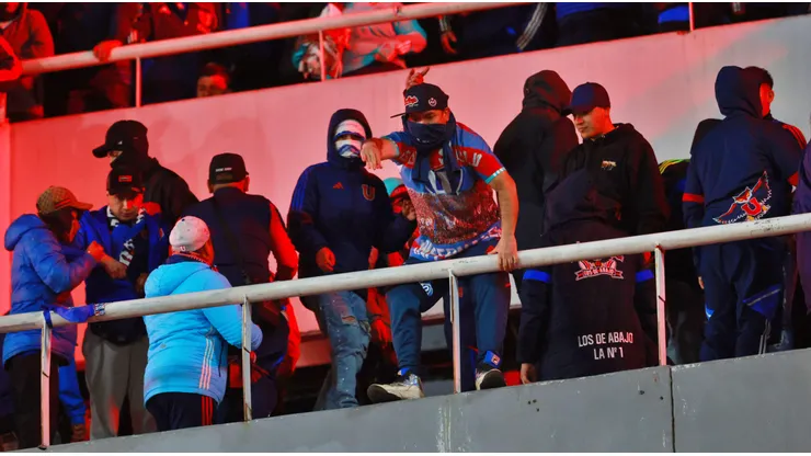 Los hinchas de la U tuvieron un pésimo comportamiento en Avellaneda.