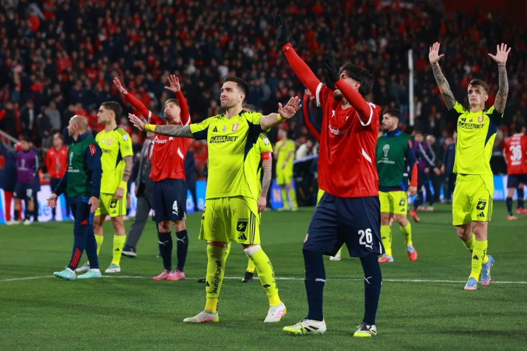 Jugadores de Independiente y la U pidiendo calma. Foto: Javier Vergara/Photosport