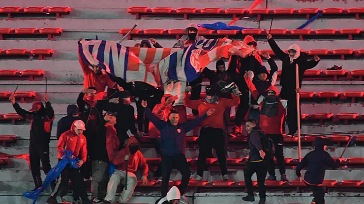 Hinchas de Independiente se jactan tras golpear a público de la U.