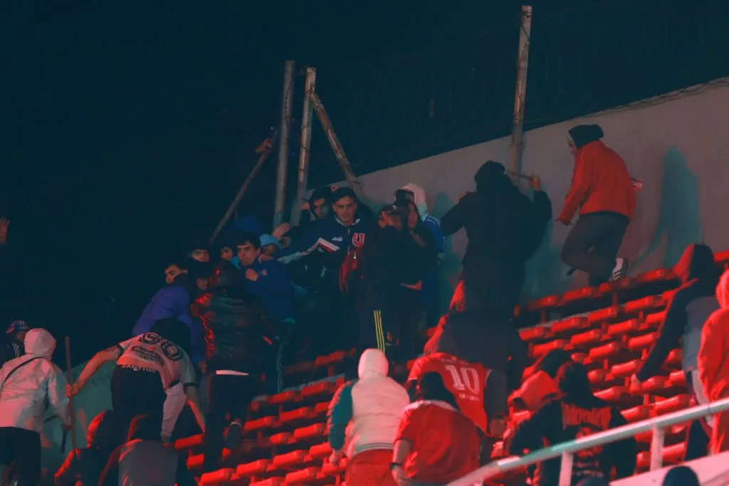 Una imagen de la masacre en la tribuna Pavoni alto. (Fotobaires/Photosport).