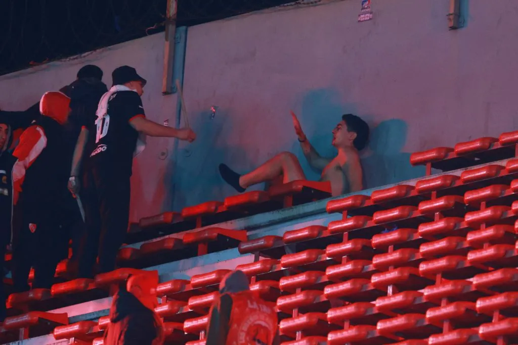 Hinchas de U. de Chile fueron golpeados por barristas y policías | Photosport