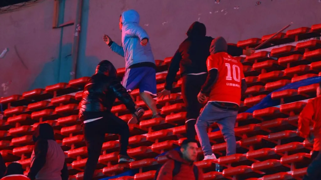 Hinchas de Independiente atacan a hinchas de Universidad de Chile (Photosport).