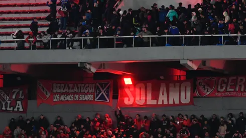 El partido entre Universidad de Chile e Independiente fue suspendido por incidentes.