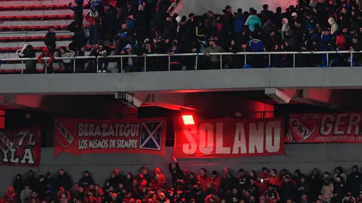 El partido entre Universidad de Chile e Independiente fue suspendido por incidentes.