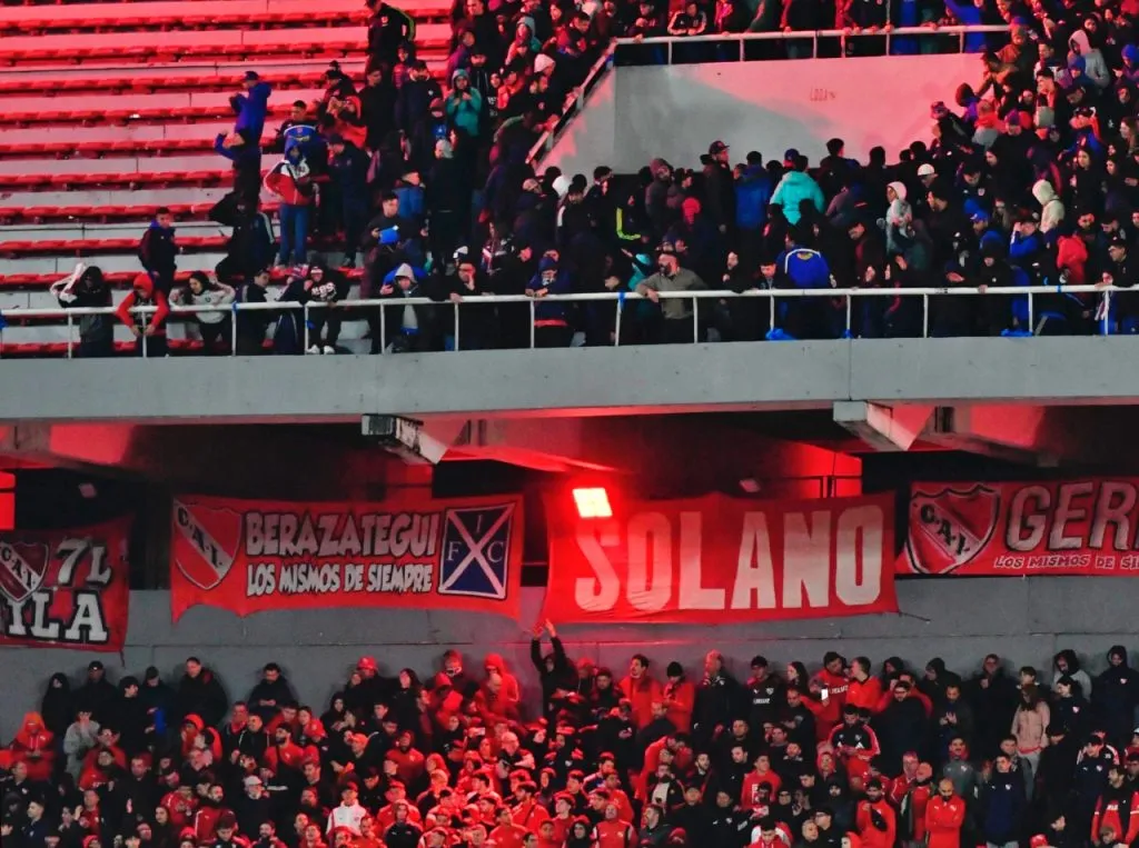 Hinchas de U de Chile e Independiente durante incidentes en Avellaneda (Photosport)