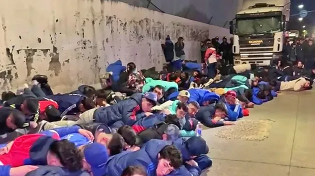 Fueron 103 hinchas de U de Chile detenidos tras todo lo acontecido en Avellaneda. | Foto: Captura TyC Sports.