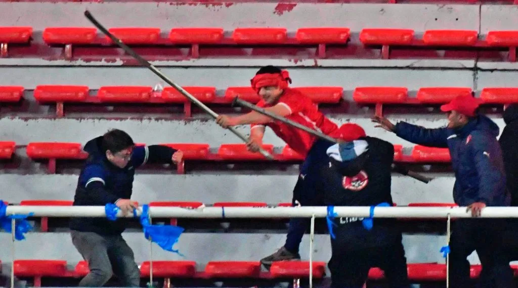 Un pequeño grupo de hinchas de U de Chile fue brutalmente atacado por barras de Independiente. | Foto: Photosport.