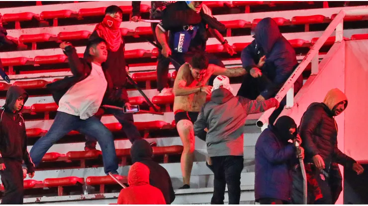 Los hinchas de la U fueron brutalmente atacados por sus pares de Independiente.