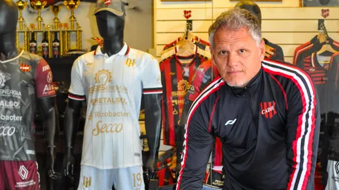 El ex meta de Colo Colo al firmar.