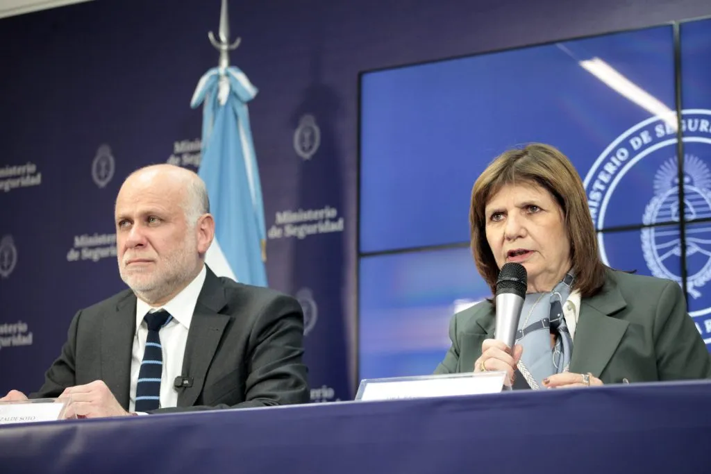 El ministro del Interior de Chile, Alvaro Elizalde, y la ministra de Seguridad Nacional de Argentina, Patricia Bullrich | Photosport
