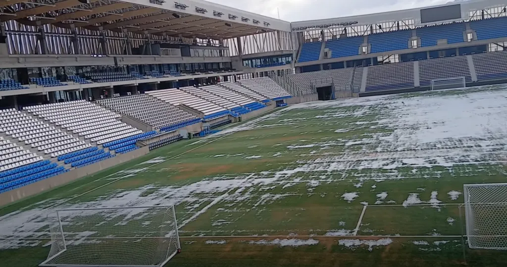 Increíblemente la dirigencia de Universidad Católica no cuidó la cancha de su nuevo estadio. | Foto: Captura.