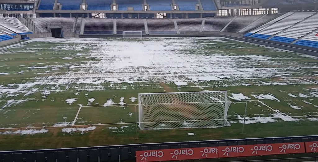Así quedó la cancha del nuevo Claro Arena tras la gran cantidad de nieve que cayó. | Foto: Captura.
