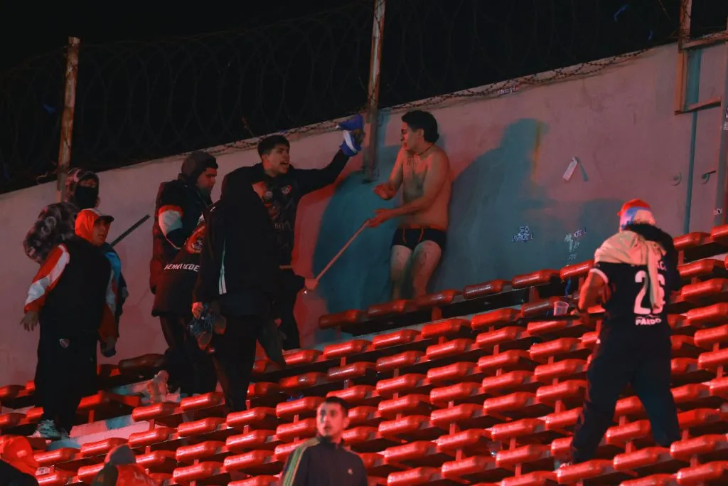 Hinchas de la U sufrieron vejámenes que condenó la UC