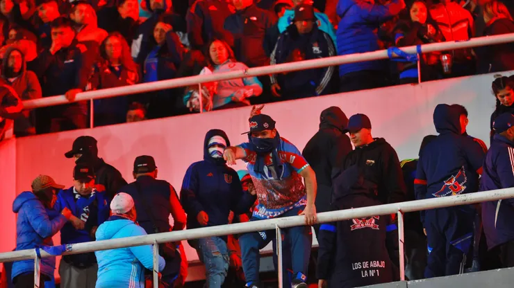 Hinchas de U de Chile generan confusión y caos en Argentina.