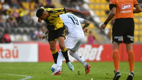 Fernández y Troyansky luchan por el balón en el último encuentro entre Coquimbo Unido y Audax Italiano, en la fecha 6 de la Liga de Primera 2025.