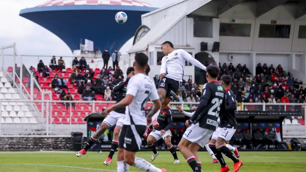 Colo Colo y Palestino animaron un intenso partido bajo la lluvia, el que los complica en la tabla de posiciones. Foto: Photosport..