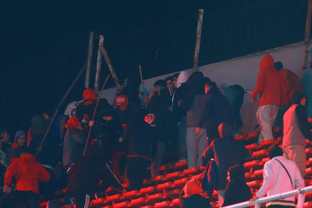La agresión de los hinchas argentinos a los chilenos. Foto: Fotobaires/Photosport