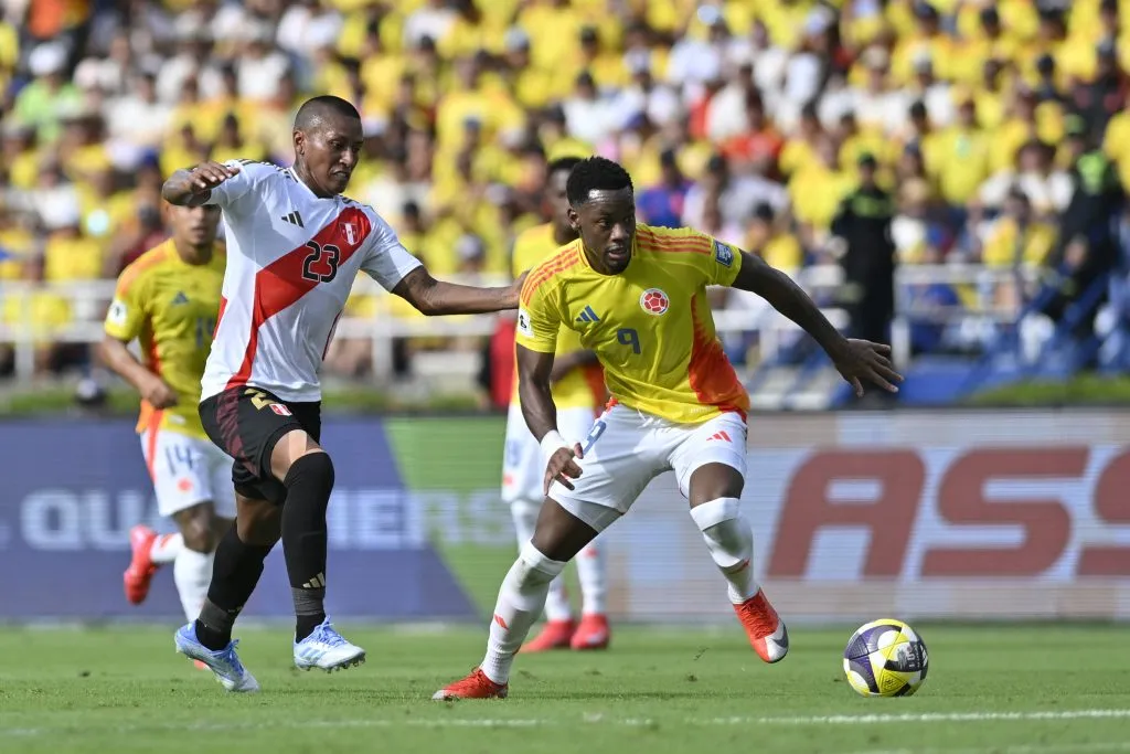 Pedro Aquino jugando por Perú ante Colombia. (Photo by Gabriel Aponte/Getty Images)