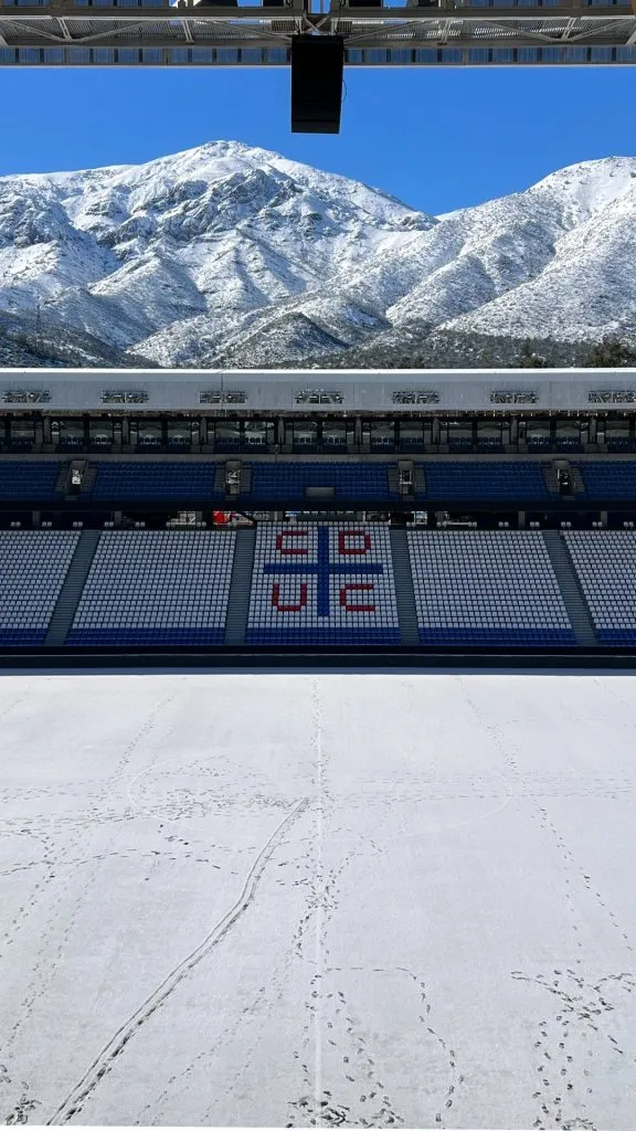La hermosa postal del Claro Arena: en poco rato la UC lo dejó despejado de la nieve.