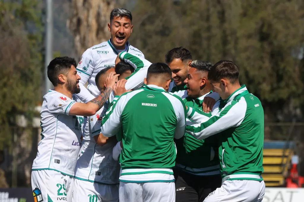 Santiago Wanderers lucha en la Primera B. Foto: Jonnathan Oyarun/Photosport
