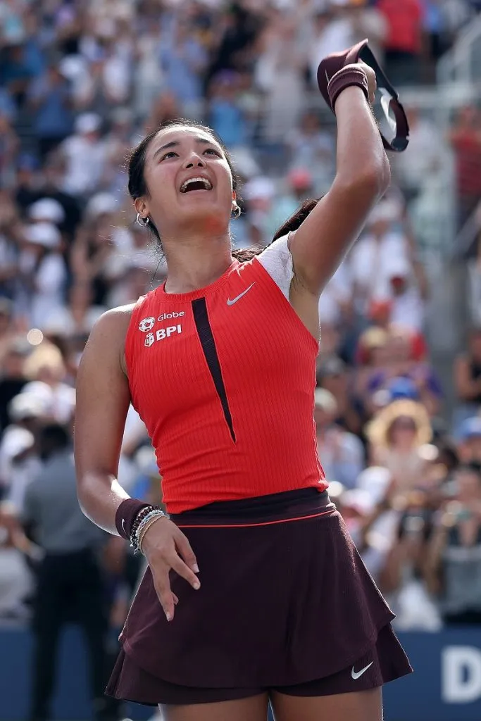 Alexandra Eala celebra su triunfo en primera ronda del US Open (Getty Images).