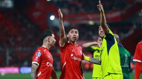 Matías Zaldivia conversa acaloradamente con Luciano Cabral.