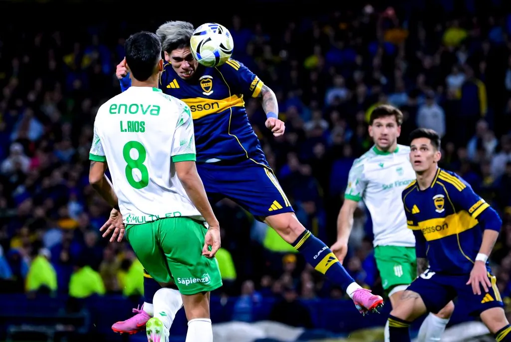 Carlos Palacios en acción ante Banfield. (Marcelo Endelli/Getty Images).