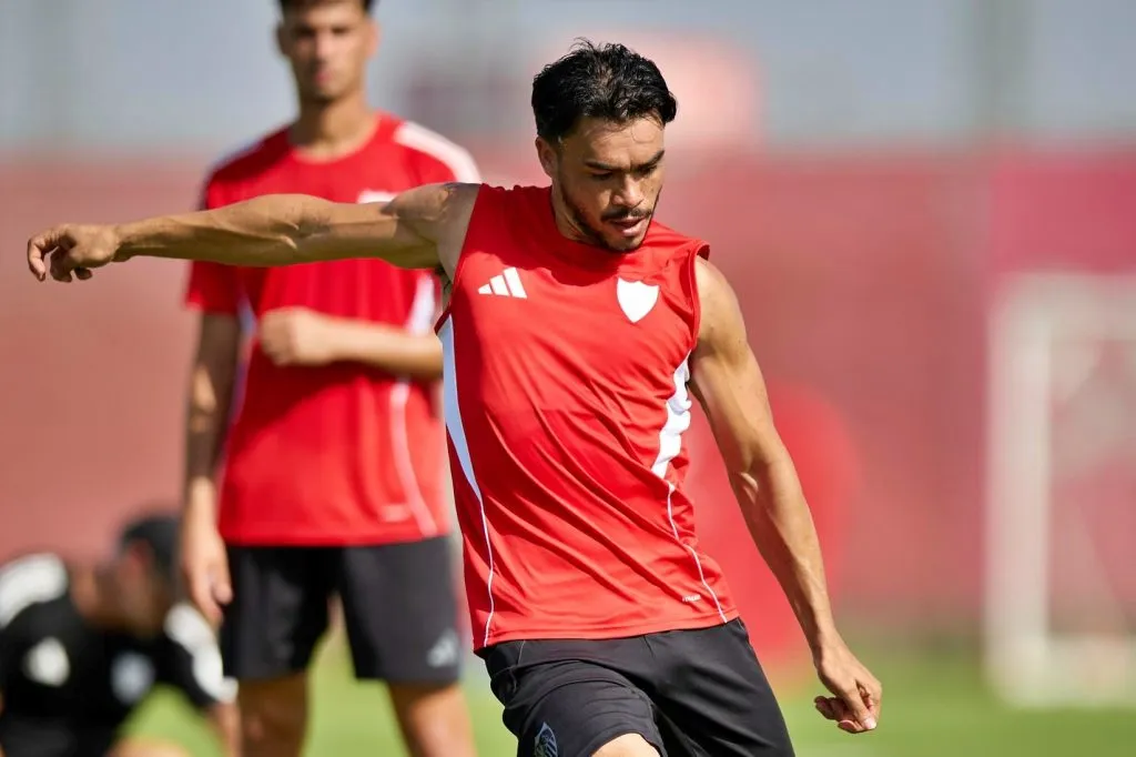 Gabriel Suazo podría perderse un partido con Sevilla por venir a la selección chilena. | Foto: Sevilla.